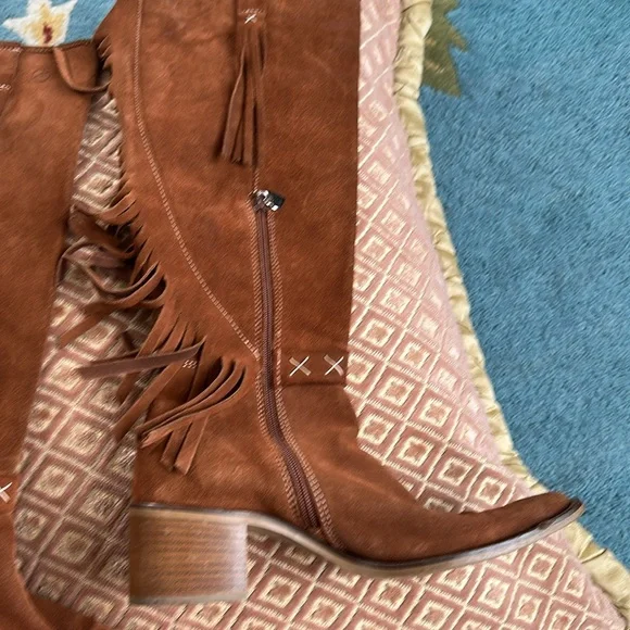 Tall suede fringe boots; Bronx; Size 9; very lightly worn. - Picture 4 of 8
